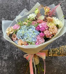 Букет "Агата" из гортензий, Лизиантуса и гвоздик