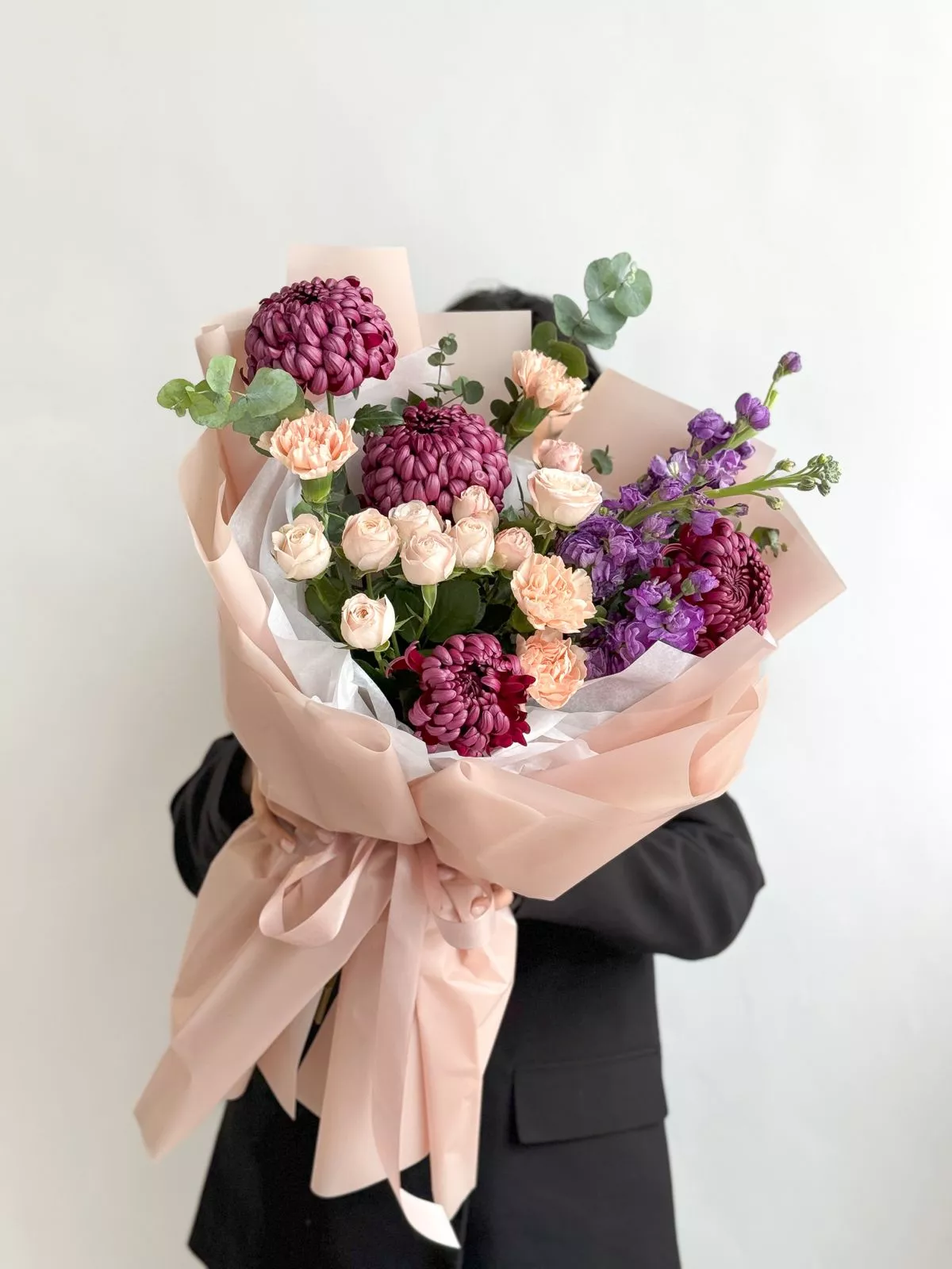 Букет "Романтический ветер" из гвоздик, хризантем, спрей-роз и маттиолы