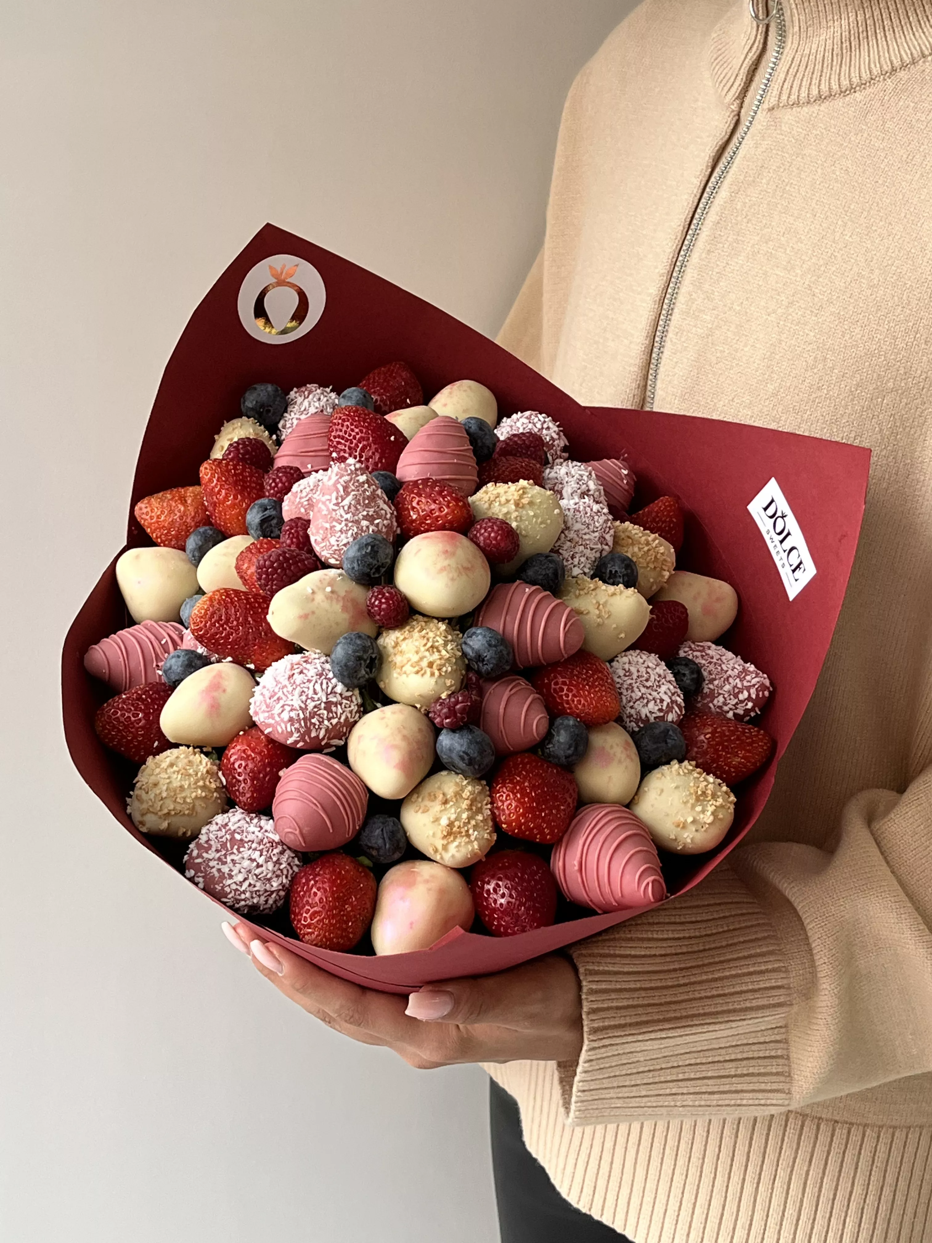 Клубничный букет «Ягодный микс» клубника в шоколаде и свежие ягоды