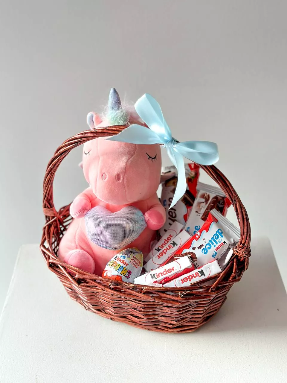 Подарочная корзина "Unicorn Heart" с игрушечным единорогом и шоколадом