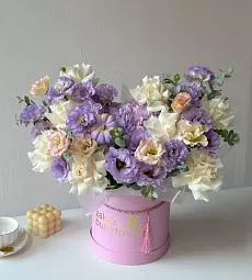 Композиция "Violetta" из гортензий, лизиантусов, роз и кукурбиты в коробке